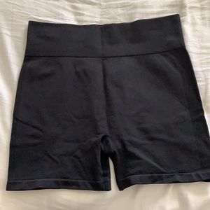 BLACK SEAMLESS BIKER SHORTS